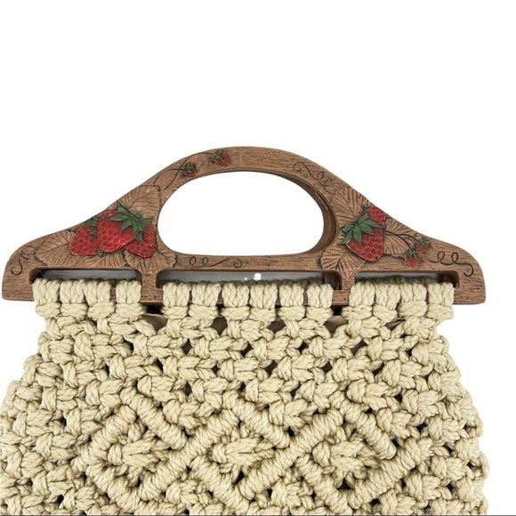 VINTAGE 70’s Macramé Boho Strawberry Handle Cream Woven Clutch Boho - Picture 6 of 8